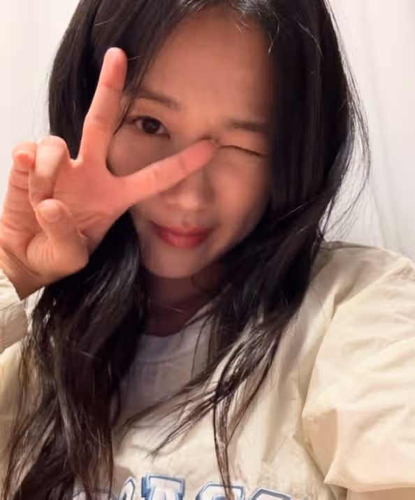 Actress Kim Hye-yoon is lovely even when she makes a V sign