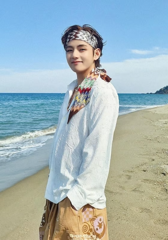 Photo de V de BTS avec un foulard en guise de serre-tête