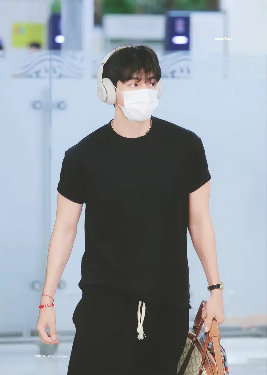 피지컬이 돋보이는 방탄 뷔 공항 입국 사진