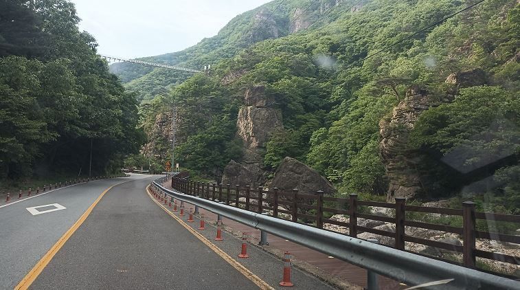 차가운 계곡물이 흐르는 <운일암 반일암>을 아시나요?