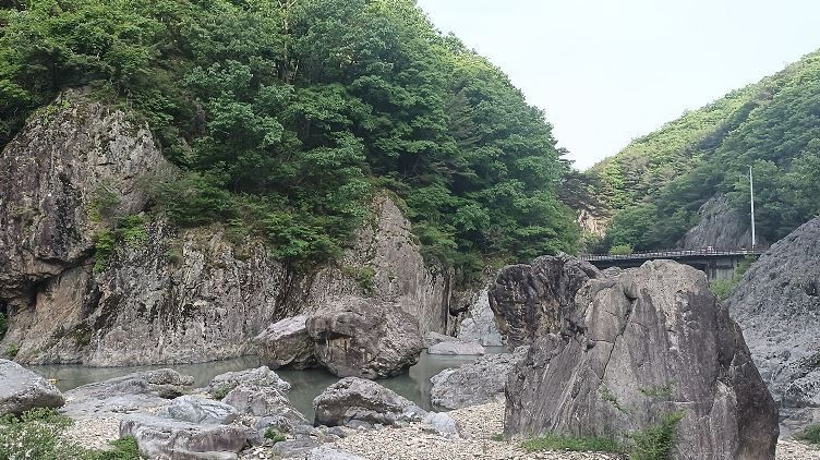 차가운 계곡물이 흐르는 <운일암 반일암>을 아시나요?