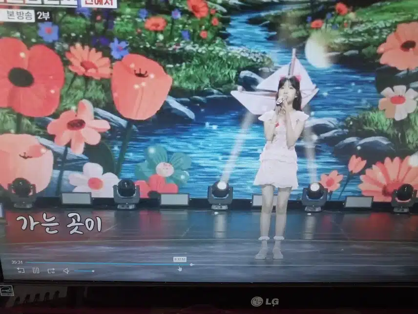 빈예서의 물새 우는 강 언덕무대