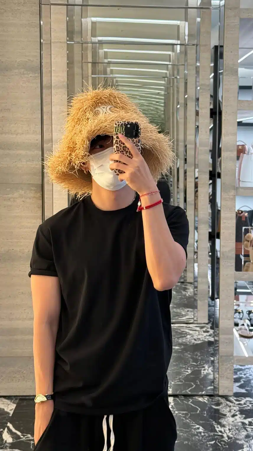 귀여운 모습의 뷔 인스타 스토리 거울셀카