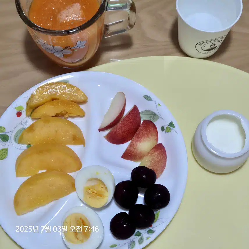목요일, 간소한 아침 식사 ~