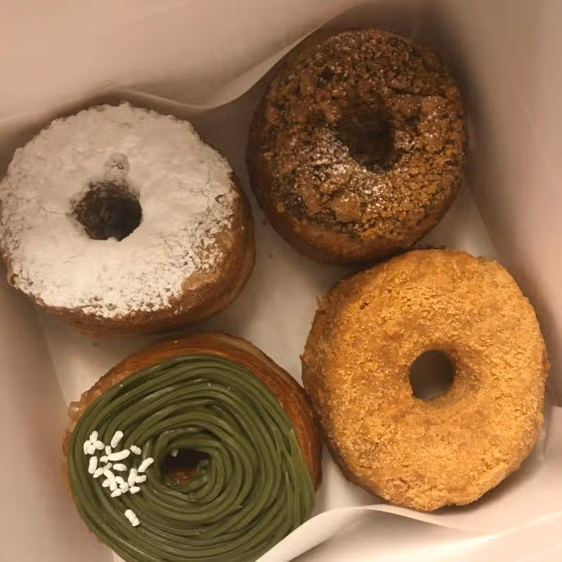 크로넛 먹어요~🍩 