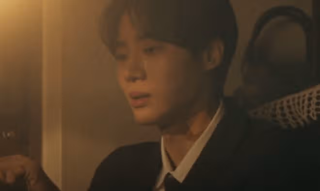 견우의 곁에 찰싹 붙어 있는 귀신