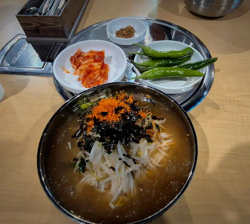 넘 더워서 저녁 하기 싫어요 퇴근길 시 원  한 잔치국수. 먹고 집에 갑니다