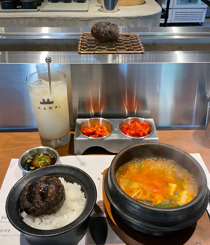 한우 떡갈비와 가마솥밥먹어요.