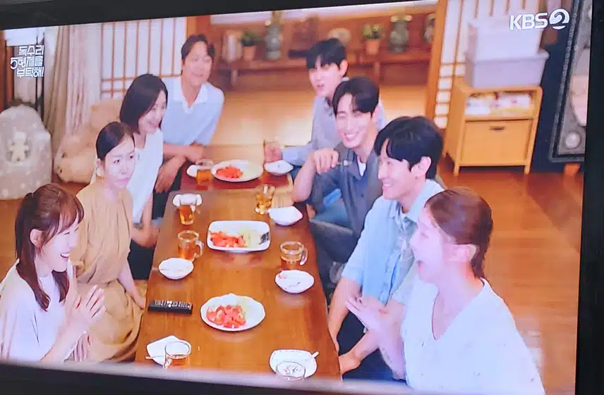 흥수가 티비에 나왔네요 가족들이 한자리에 모여서같이보네요