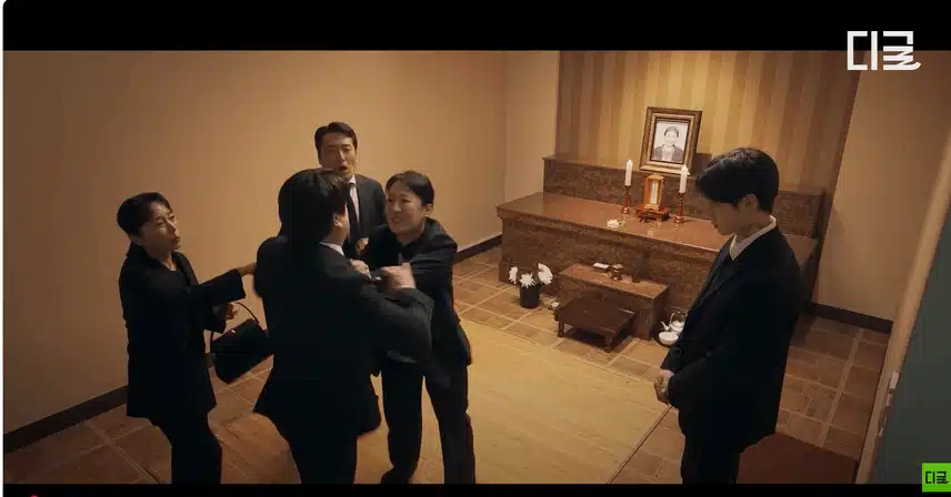 할머니의 장례식에서도 박대당하는 불쌍한 견우네요