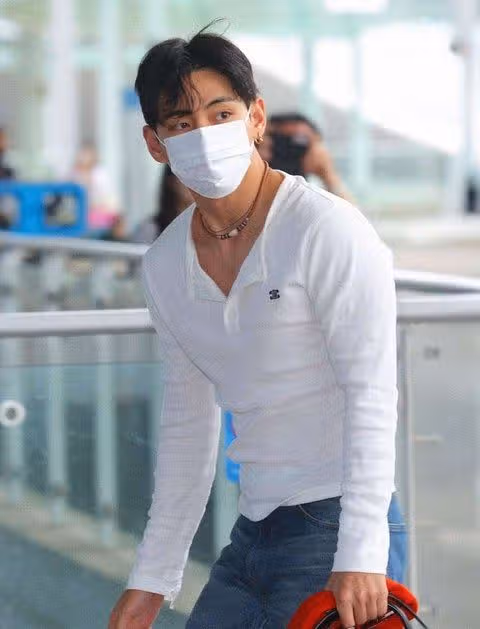 벌크업 제대로 보여주는 방탄 뷔 공항 사진
