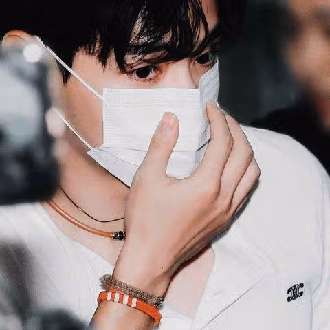 벌크업 제대로 보여주는 방탄 뷔 공항 사진