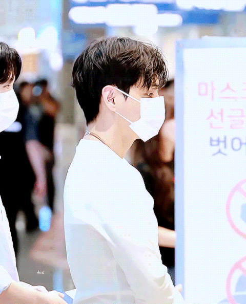 벌크업 제대로 보여주는 방탄 뷔 공항 사진