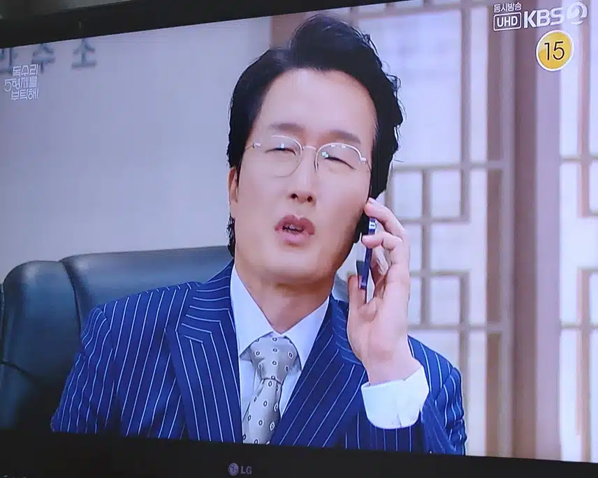 독고탁 대신에 누명쓰고 외국에도망간 소전무가  전화했네요