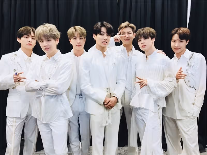 올화이트룩 입은 방탄소년단 완전체 사진