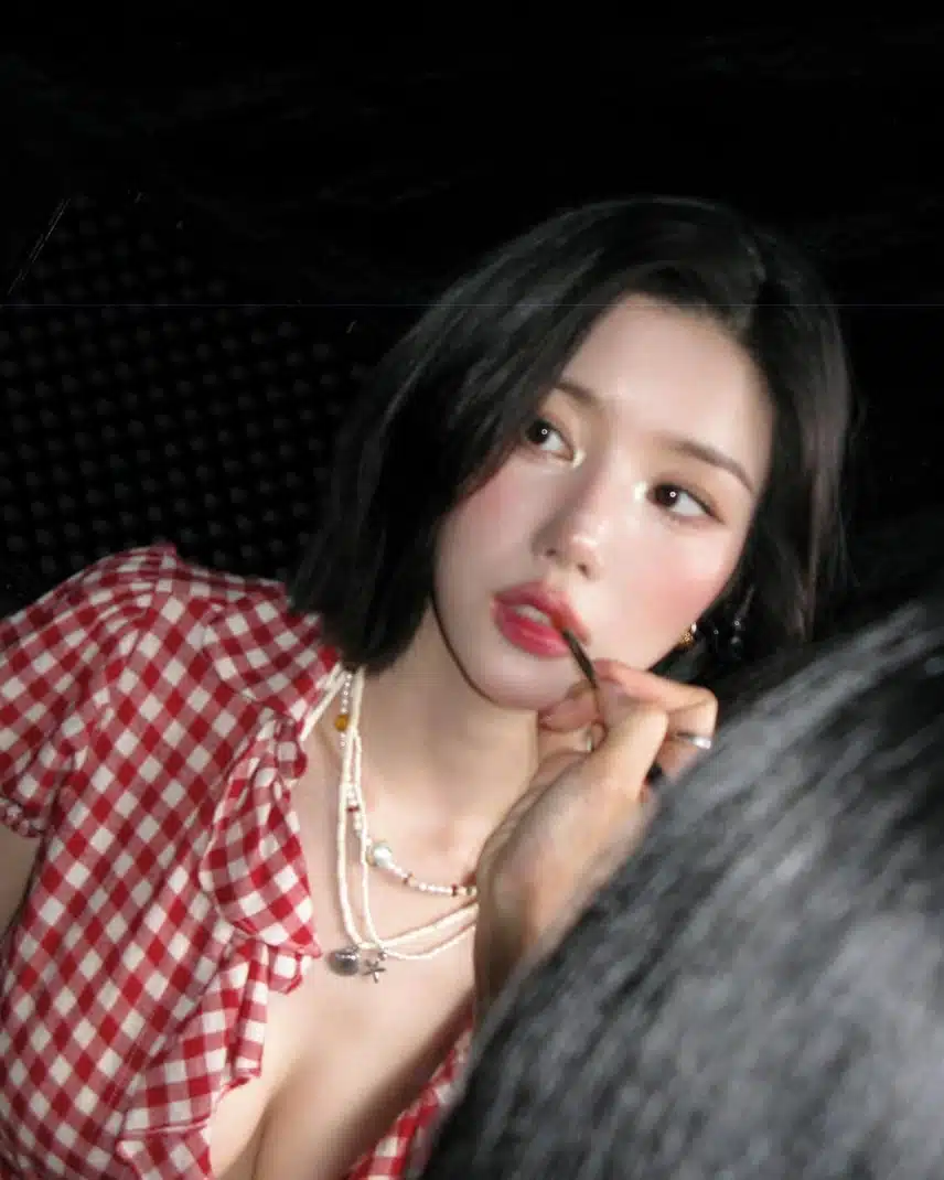 Hôm nay, Instagram của Kwon Eun-bi đã tung ra quả bom nước