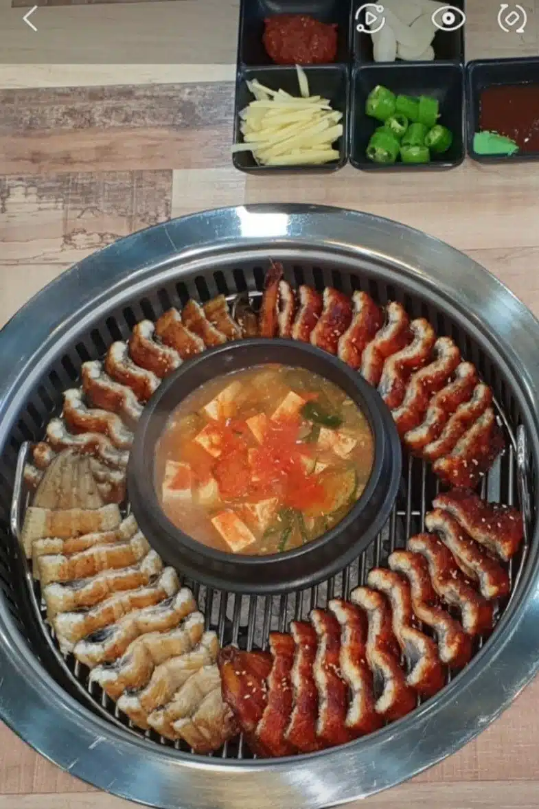 무더위에  장어 먹기