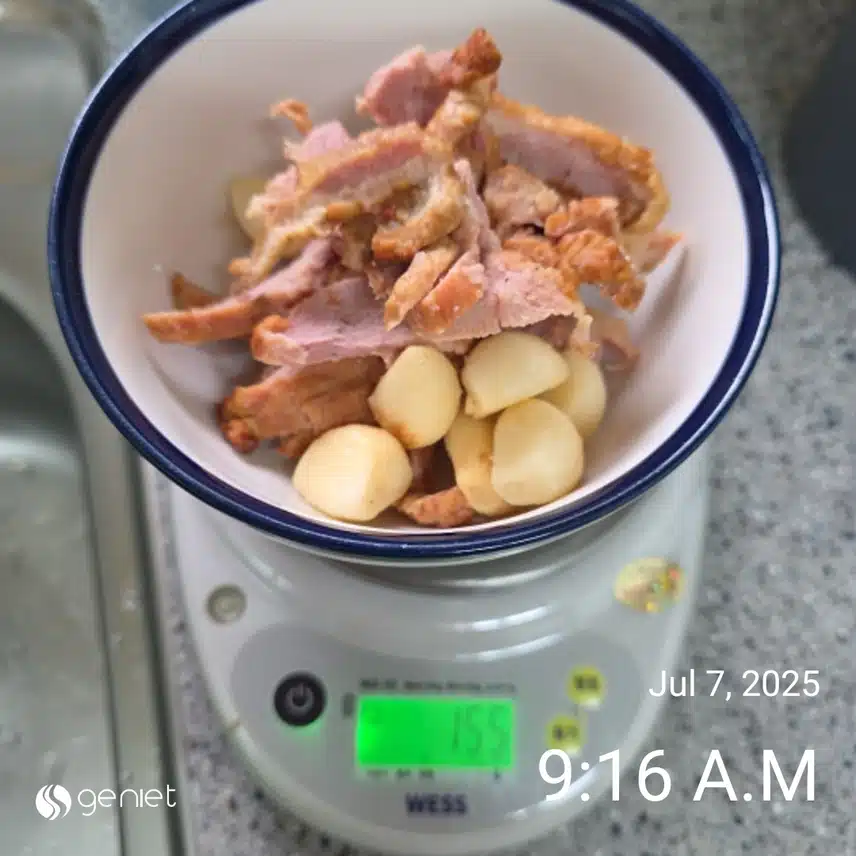 아침은 기본식단(훈제오리 과일야채 샐러드)