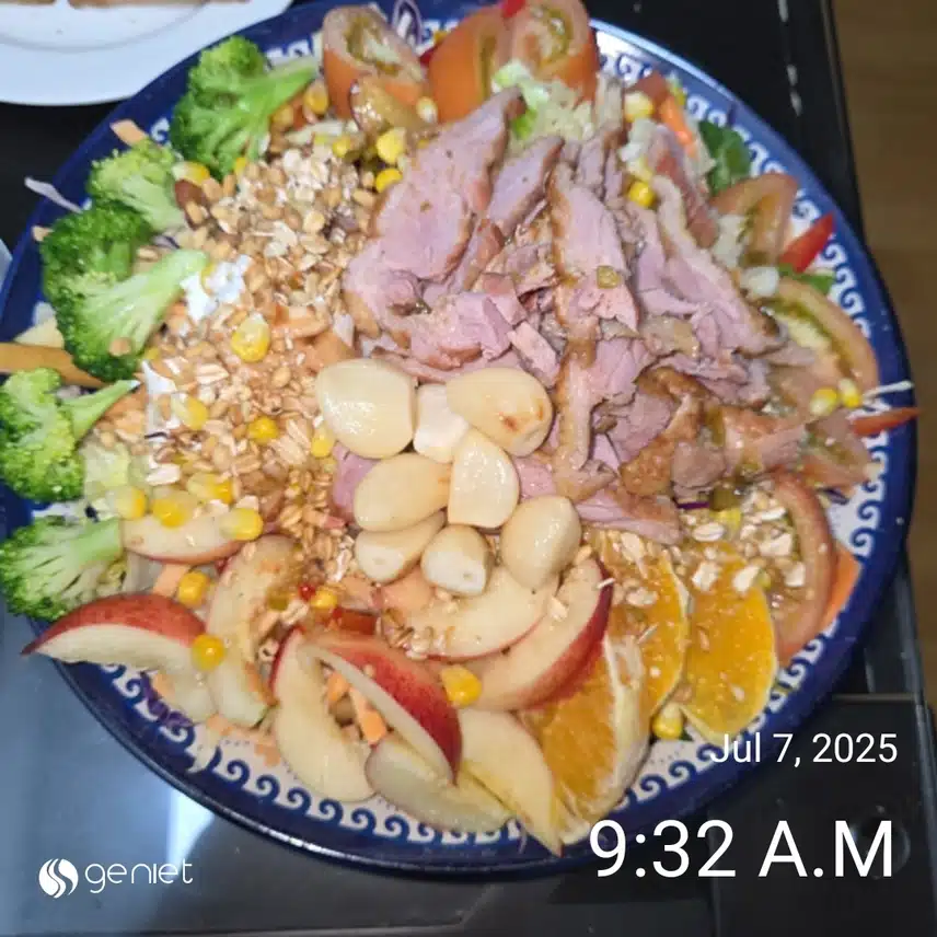 아침은 기본식단(훈제오리 과일야채 샐러드)
