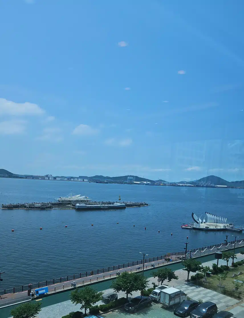 바닷가 산책길 따라 걸었네요.🏃