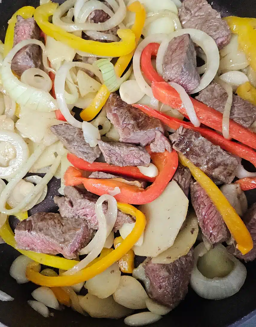 소고기 안심에 야채 볶았어요. 🥩🧅🧄🥔🌶🫑
