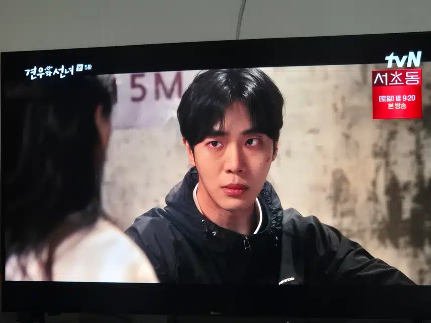 결국 견우에게 무당인걸 들키고 말았네요..