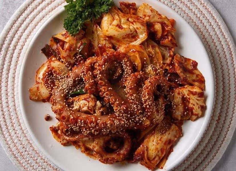 여름엔 이열치열 매콤한맛 신사뻘낙지 추천합니다.