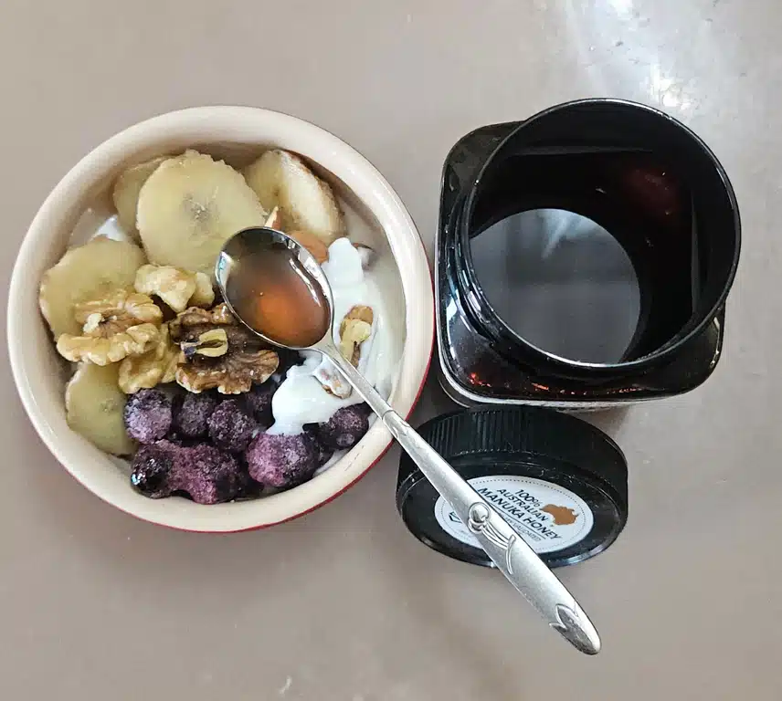 그릭요거트에 꿀 한 스푼 