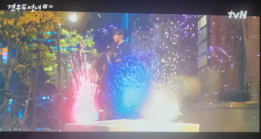 이 장면 위급상황인데도 폭죽이 ㅋㅋ