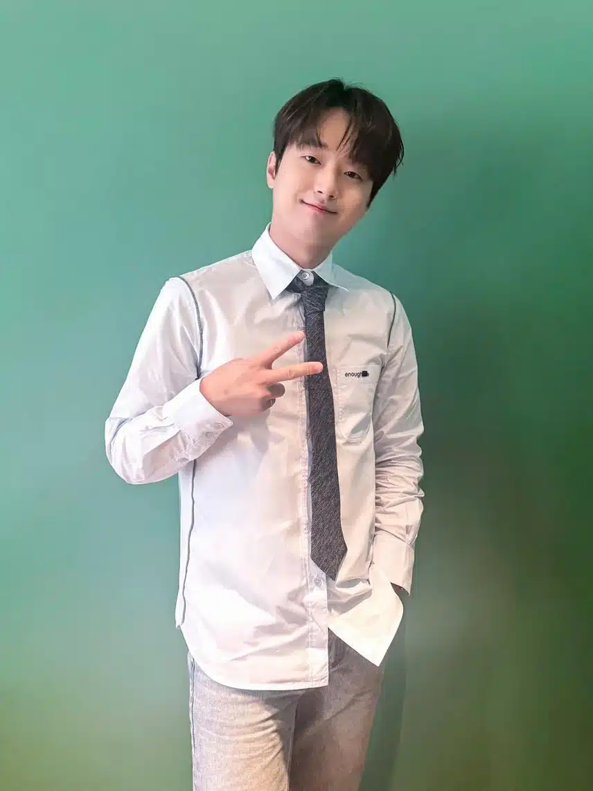 A photo of Lee Chan-won, who looks cool even when he wears his shirt off