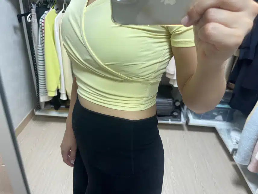 운동할 때 기분을 화사하게 만들어주는 크롭탑