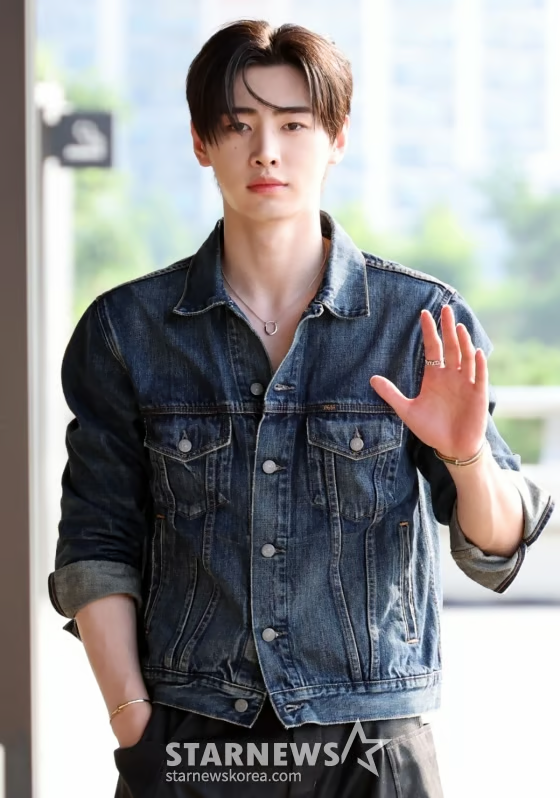Photo of Seonghun leaving for Tokyo, Japan today