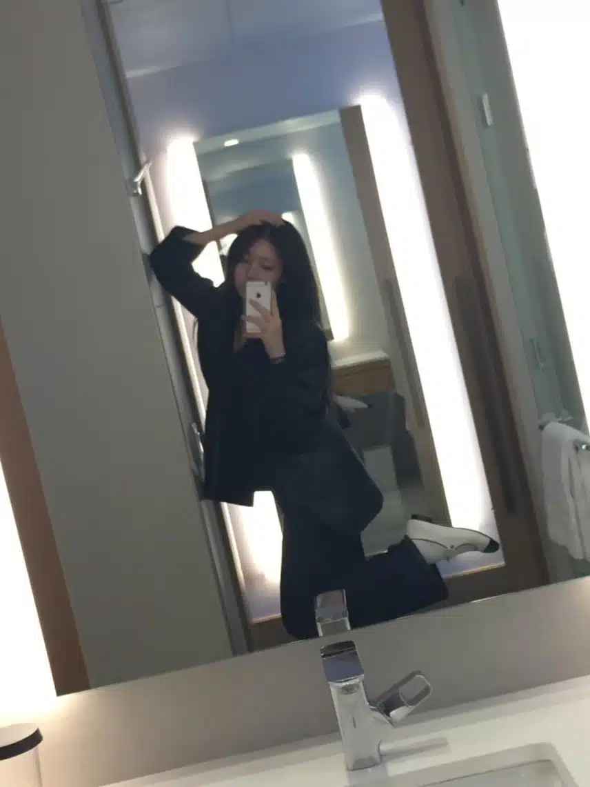 느좋 거울셀카 남긴 베이비몬스터 로라