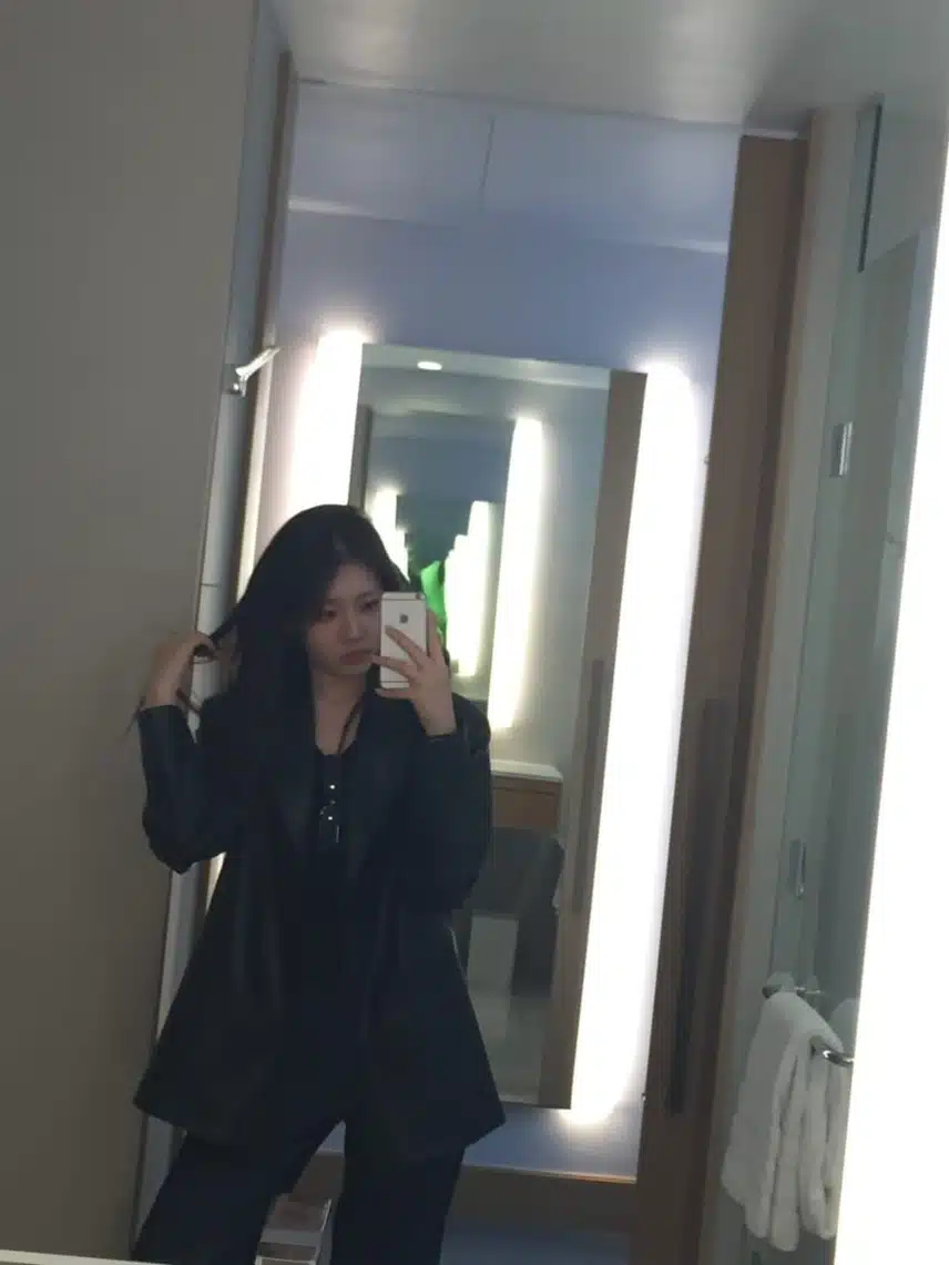 느좋 거울셀카 남긴 베이비몬스터 로라