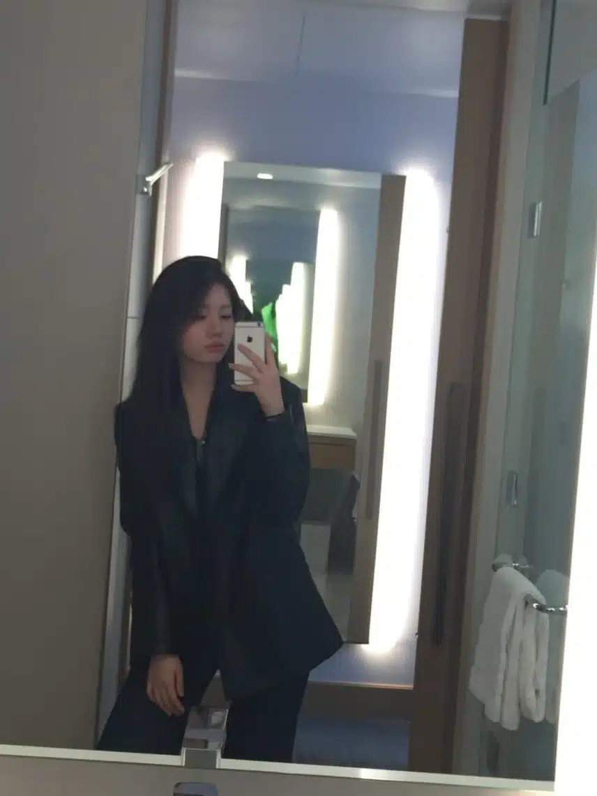 느좋 거울셀카 남긴 베이비몬스터 로라