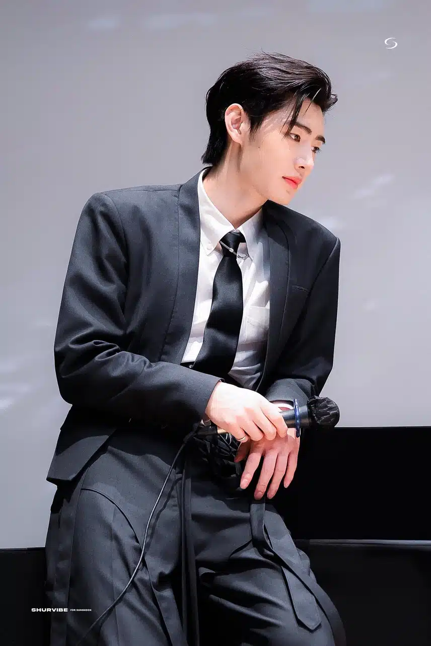 Seong-Hoon, whose nickname is Prince Hun-Seon