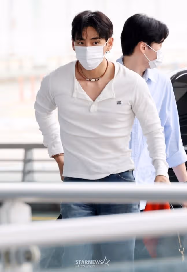 BTS 뷔가 여름휴가 같이 보내고싶은 스타로 뽑혔네요!