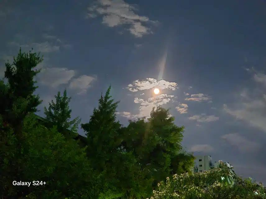 저도 보름달 넘 예뻐서 한컷 했어요.
