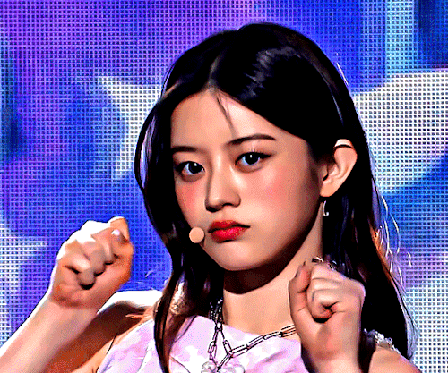 Moka et Minju sont jolies sur la scène du chat emprunté