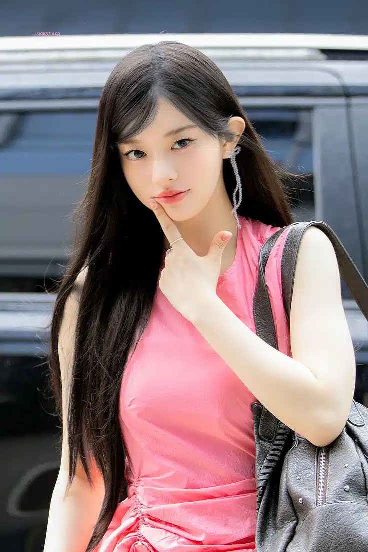 Il semble que les couleurs fluorescentes te vont bien, Minju.