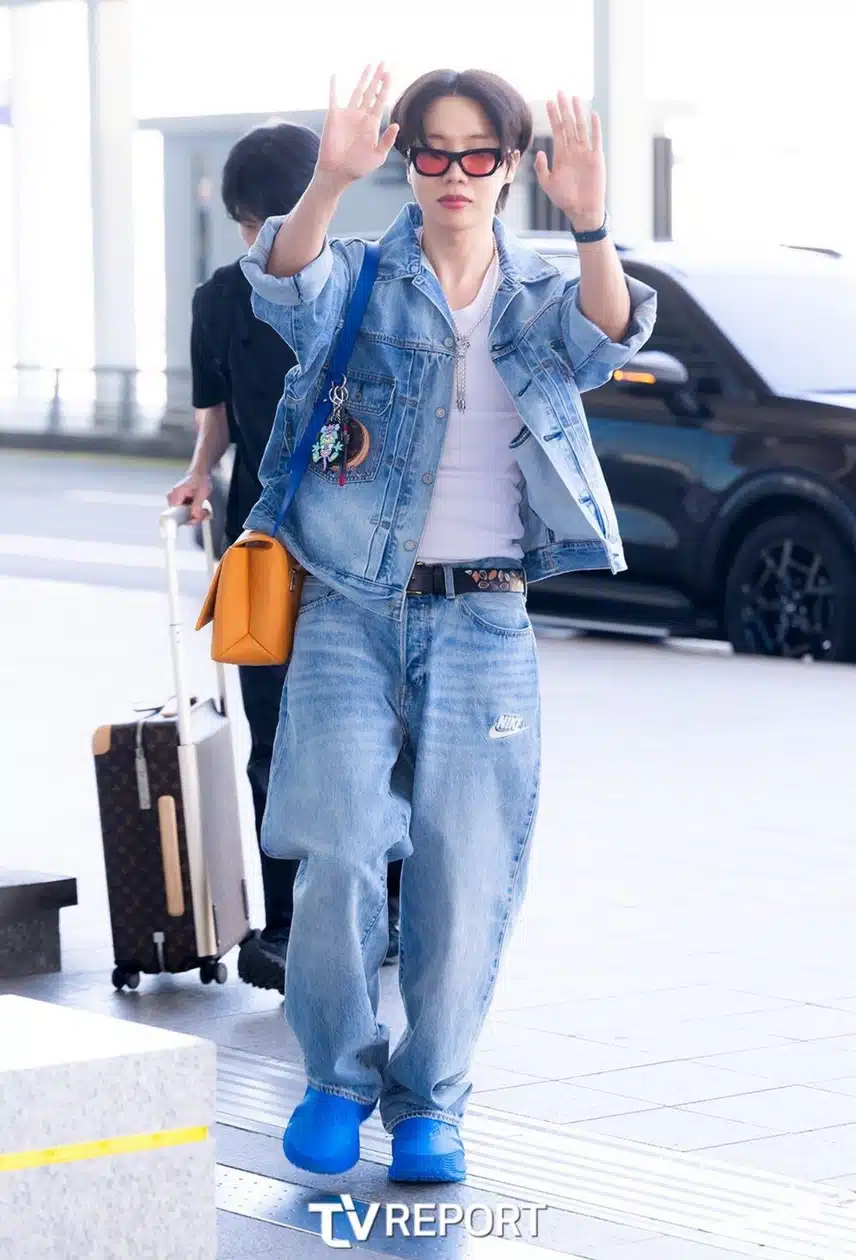 청청 패션으로 출국하는 BTS 제이홉