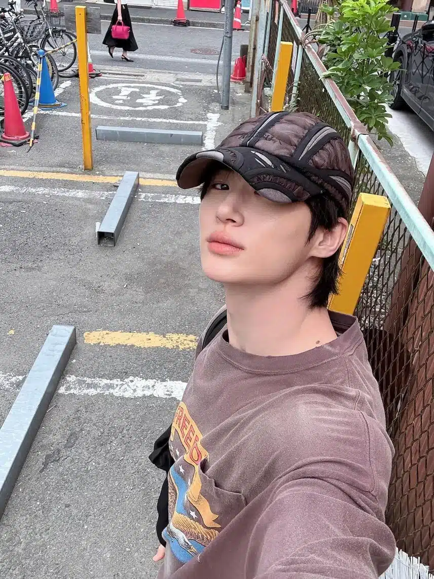 우석님이 쓴 모자 되게 신기하게 생겼네요