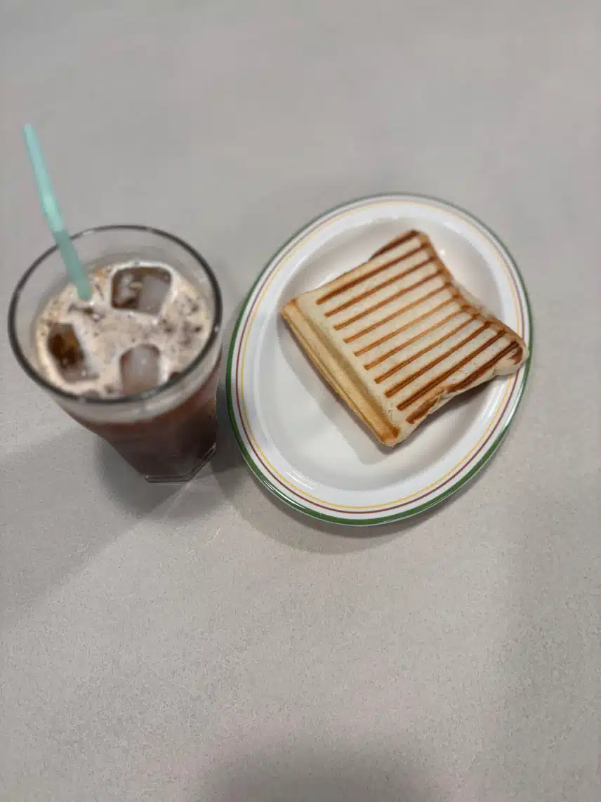 치즈 토스트 앤 커피