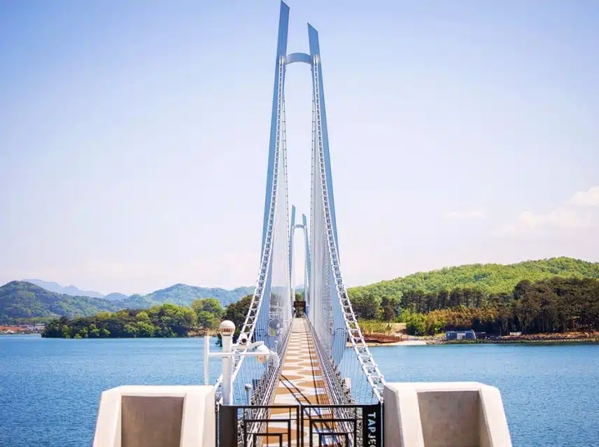 국내 최장 호수 출렁다리 