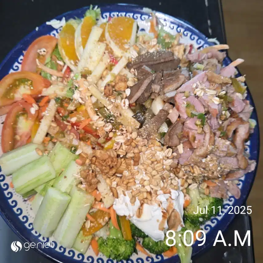 아침은 기본식단(훈제오리 야채과일 샐러드)