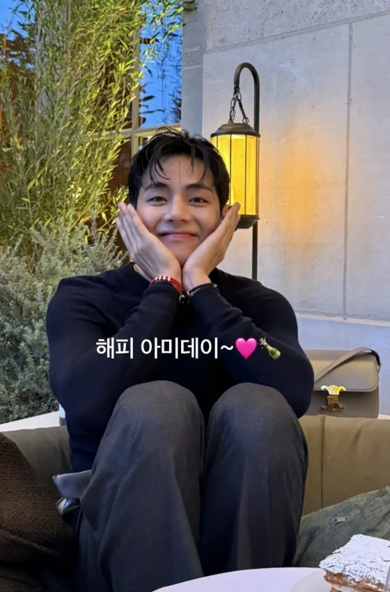 아미 생일을 기념하여 꽃받침 사진 올린 뷔