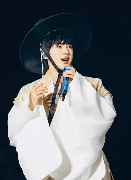 Foto de Jin en hanbok durante una gira de conciertos en solitario para fans.