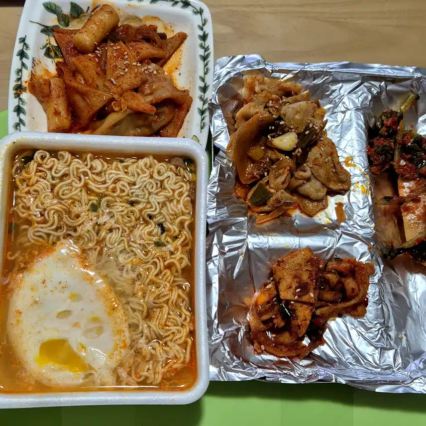 저녁식사는 팔도 도시락 컵라면!