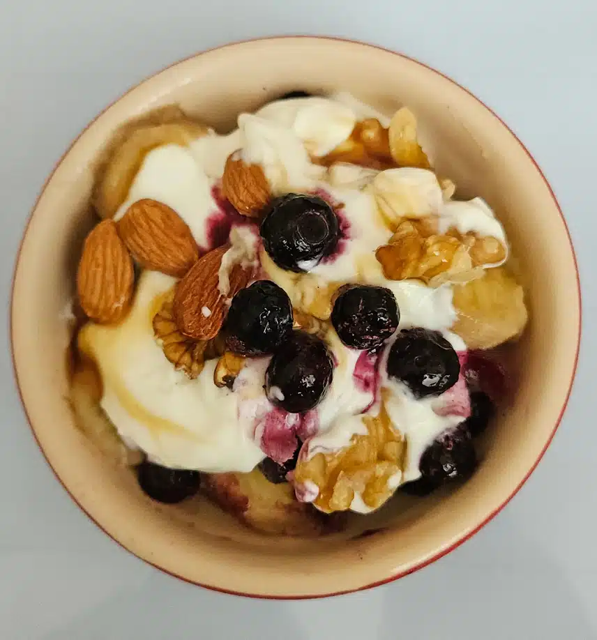 산책 전 챙기네요.🍌🫐