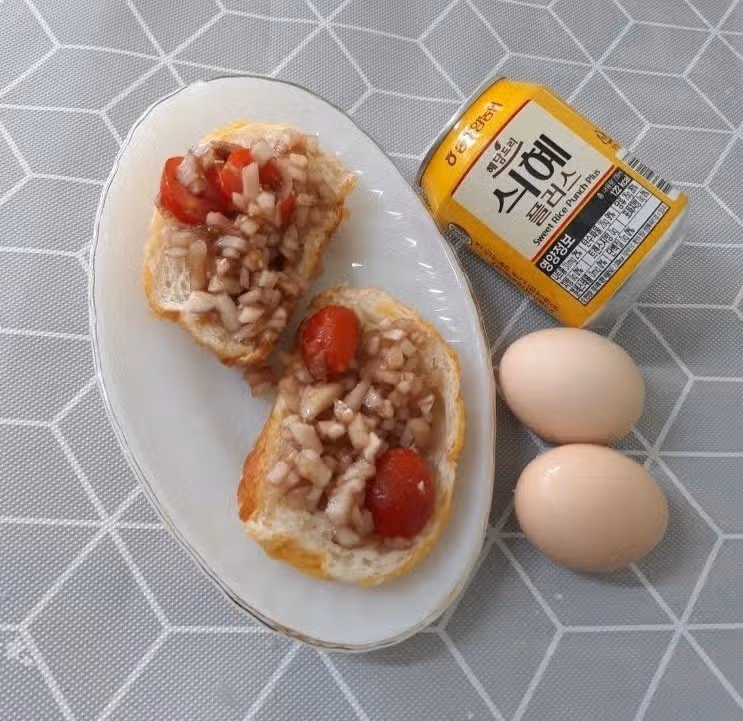 삶은 계란과 빵